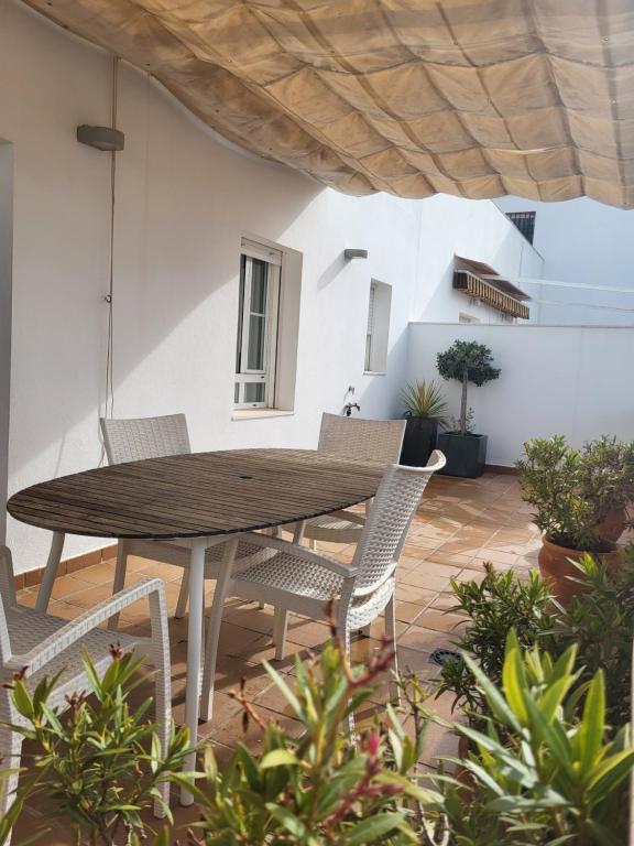 Un balcón o terraza en Apartamento en el centro con garaje, terraza, wifi, climatización y piscina