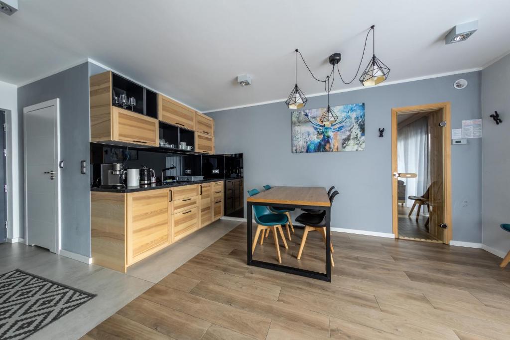 Kuchyňa alebo kuchynka v ubytovaní RelaxApart - Komfortowy apartament z prywatną sauną