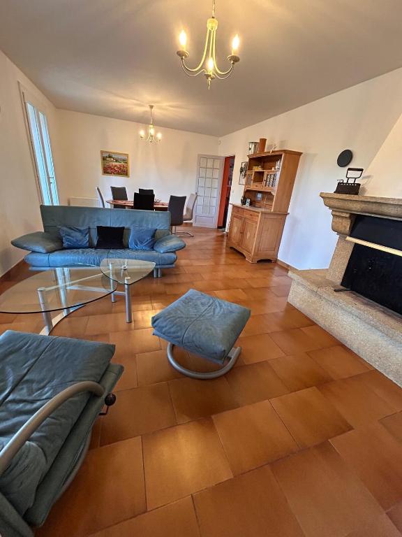 - un salon avec un canapé et un piano dans l'établissement Le Paradis au centre du Vaucluse, à Saumane-de-Vaucluse