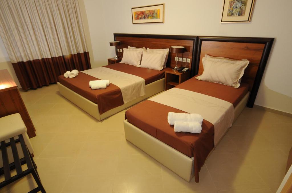 Łóżko lub łóżka w pokoju w obiekcie Philippeio Hotel