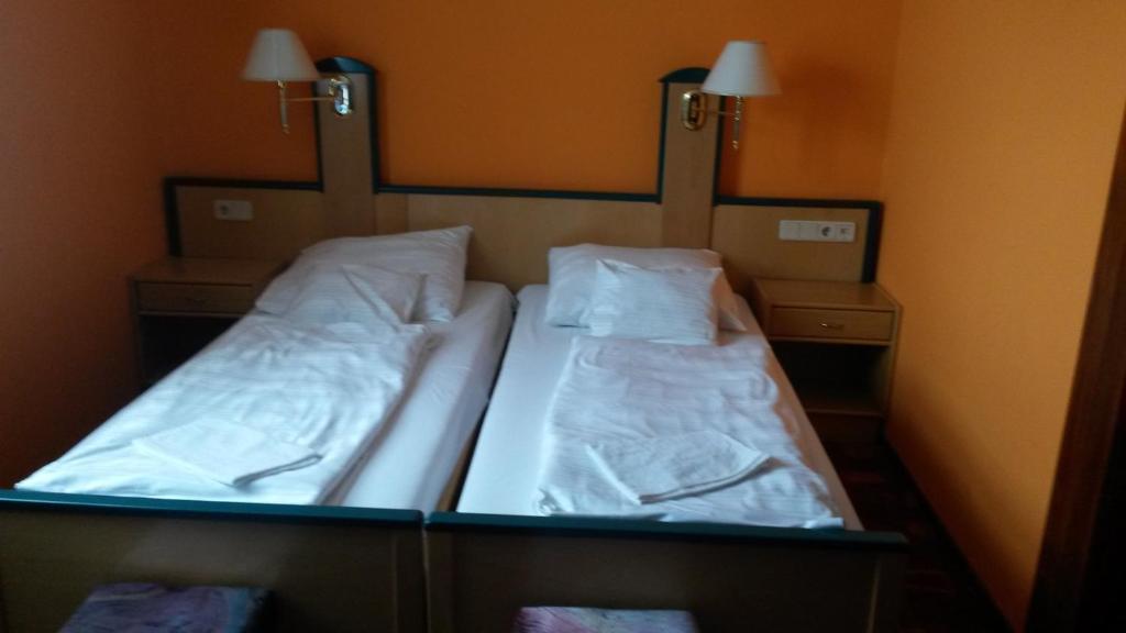Postel nebo postele na pokoji v ubytování Vénusz Panzió és Vendéglő