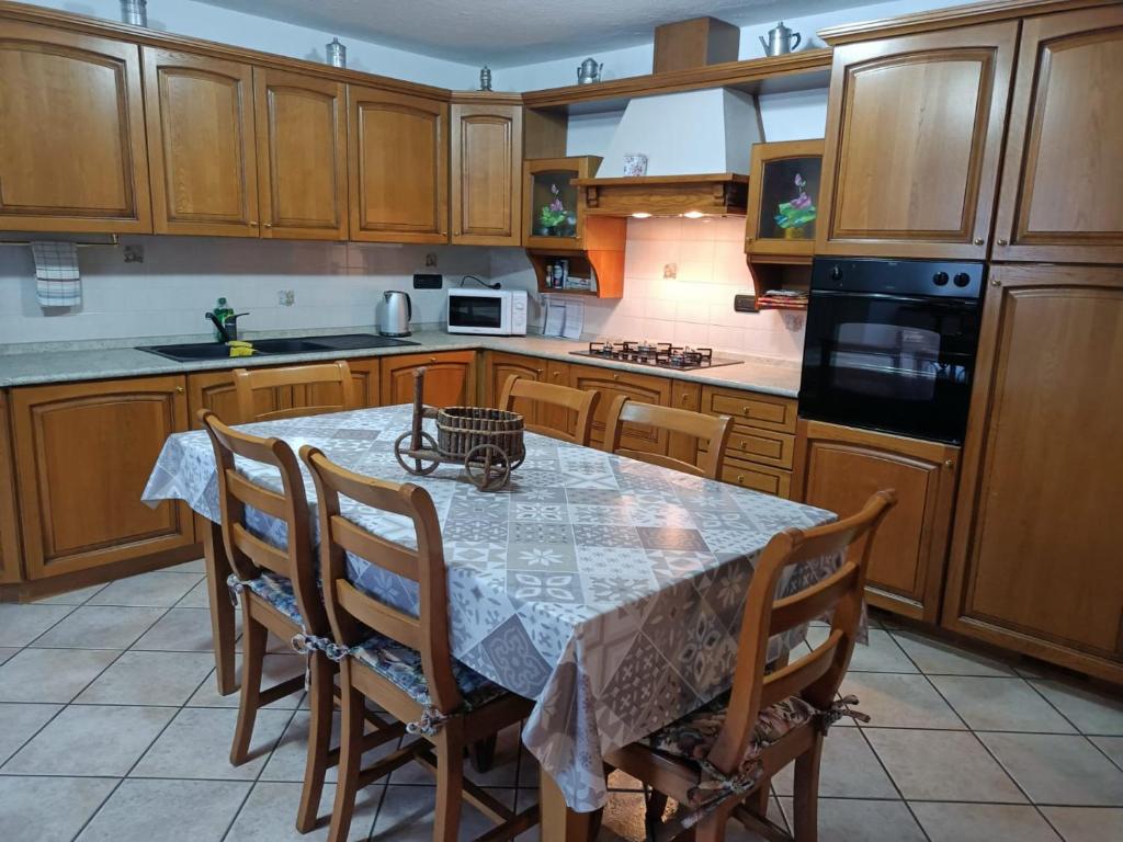 Kuchnia lub aneks kuchenny w obiekcie Casa D'antan Gressan