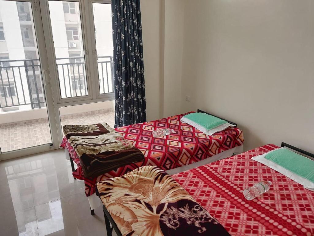 Ένα ή περισσότερα κρεβάτια σε δωμάτιο στο 2BHK Sungam Facing apartment