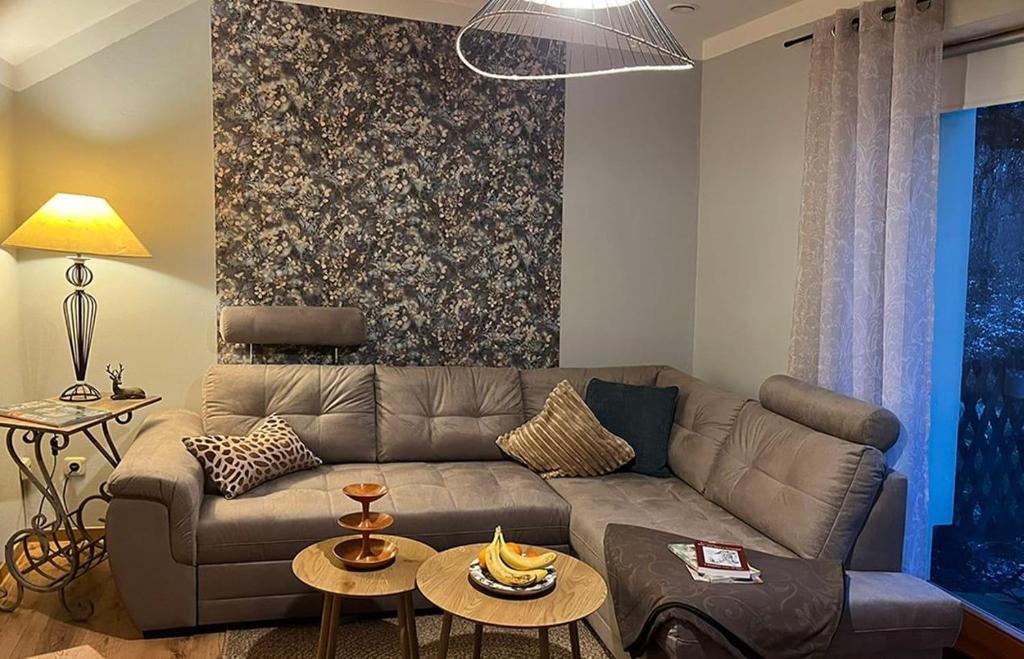 een woonkamer met een bank en een tafel bij Spreequartier in Malschwitz