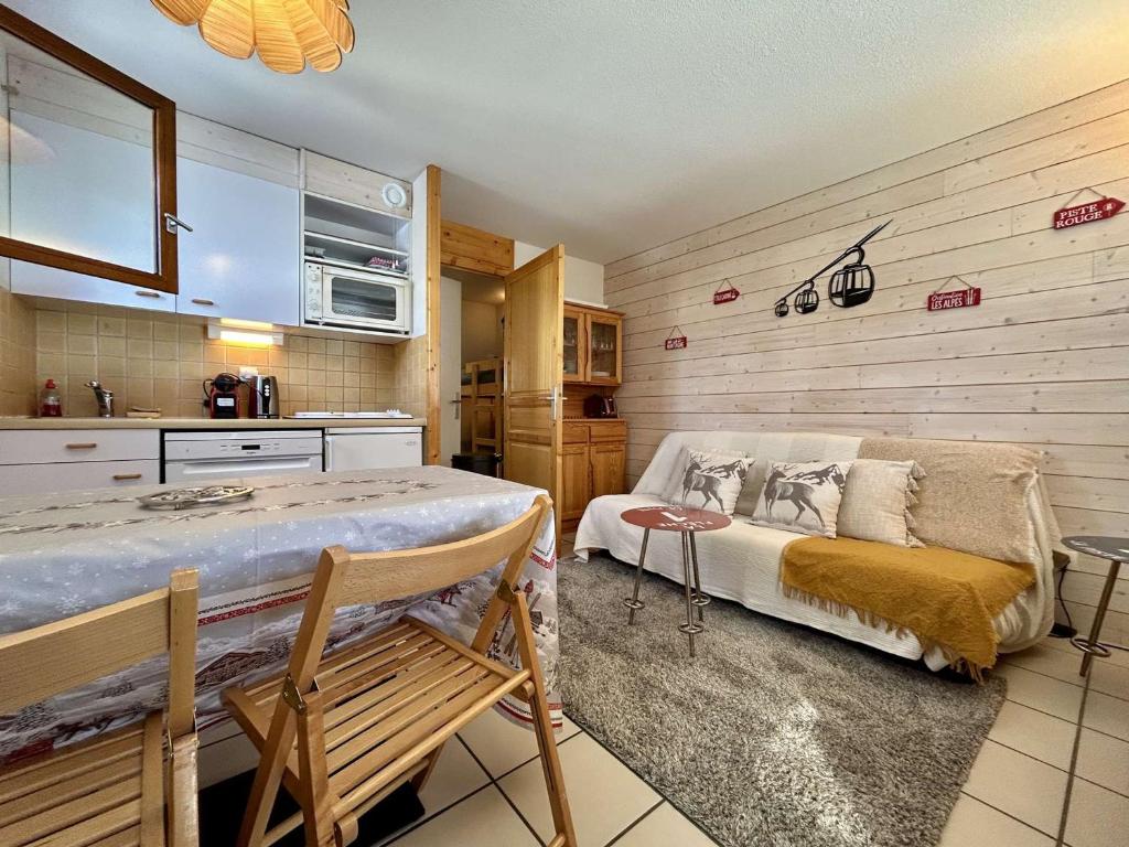 a living room with a bed and a kitchen at Appartement lumineux 2 pièces cabine au Monêtier-les-Bains, proche pistes, avec parking - FR-1-330F-239 in Le Monêtier-les-Bains