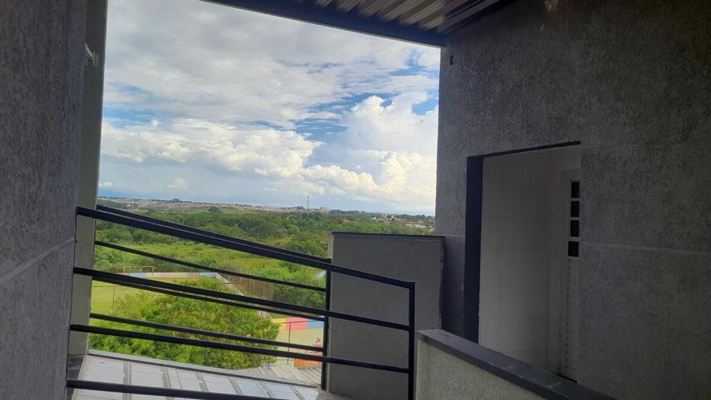 a view from a balcony of a building with a window at Loft 14 espaço inteiro segundo andar com ar condicionado e garagem in Salto