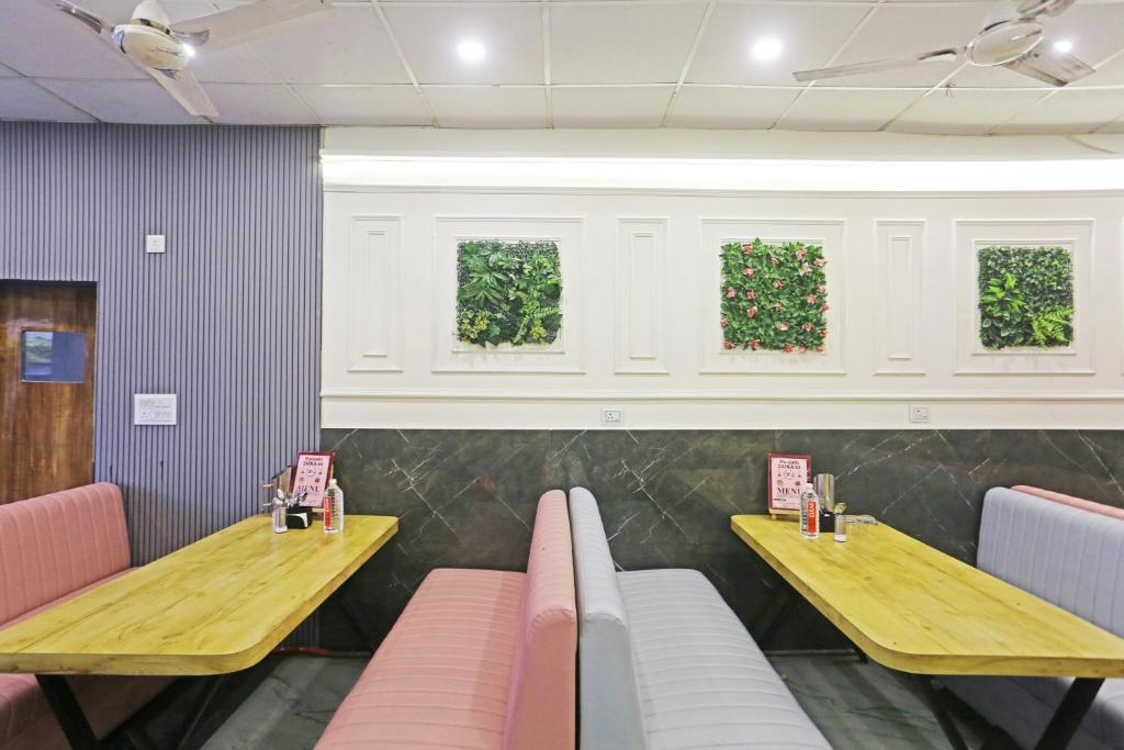 Posezení v ubytování Hotel Aman Imperial Just a Minute Away From New Delhi Railway Station and Connaught place