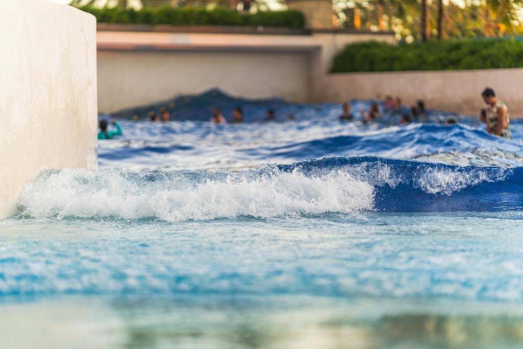 Bazén v ubytování R'Holistay Azure North KING SIZE BED & Wave POOL nebo v jeho okolí