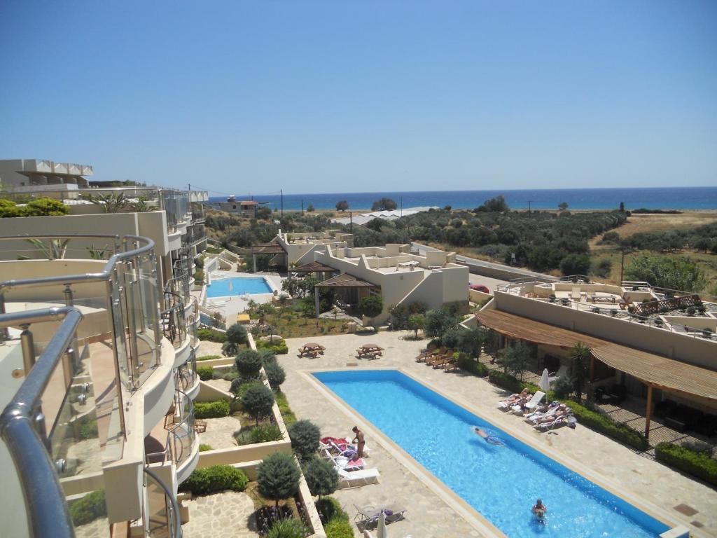 Vista arial de um resort com piscina em Lagada Resort em Makry Gialos
