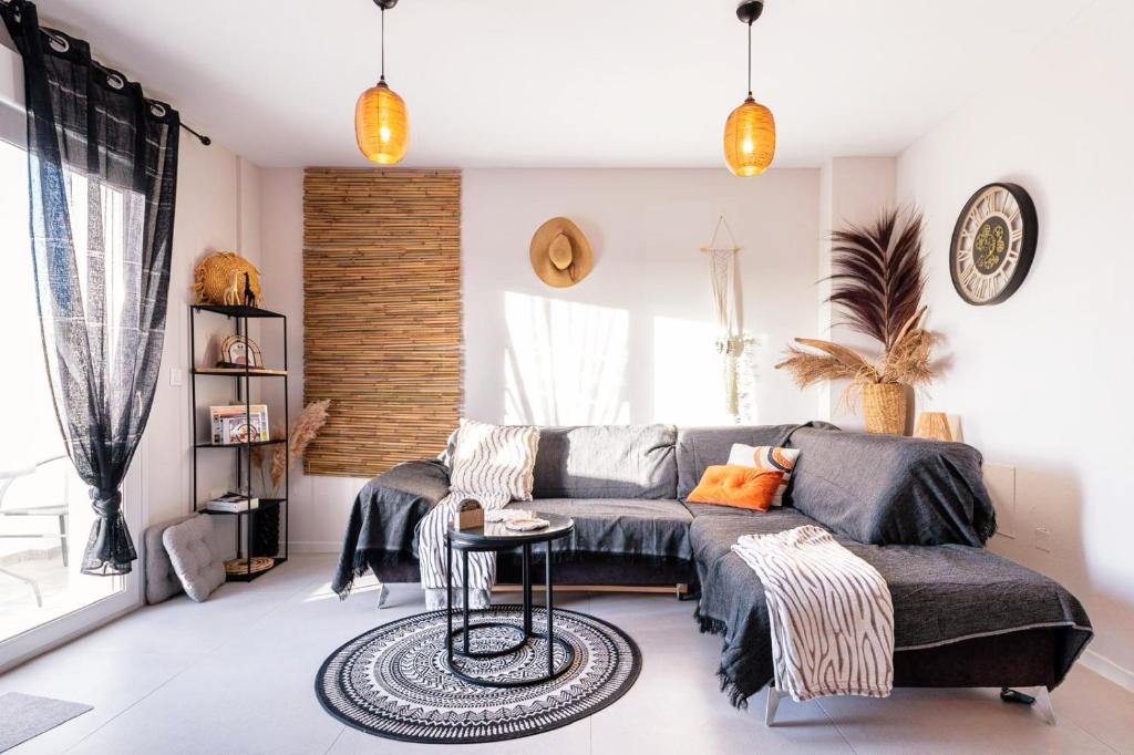 a living room with a couch and a table at Casa Rio Madera in San Pedro del Pinatar