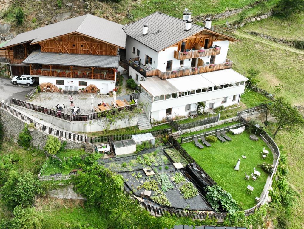 Letecký snímek ubytování Greiterhof Partschins