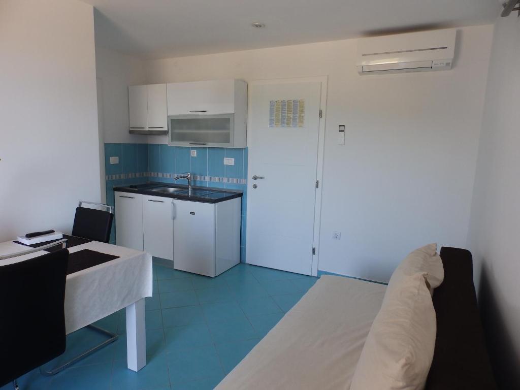 Kuchyňa alebo kuchynka v ubytovaní Apartments Villa Rosina
