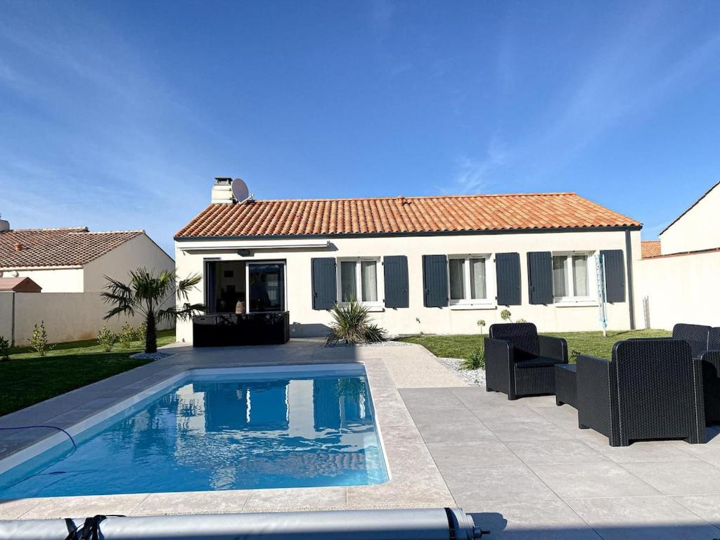 une maison avec une piscine devant une maison dans l'établissement Maison de vacances, à Bretignolles-sur-Mer
