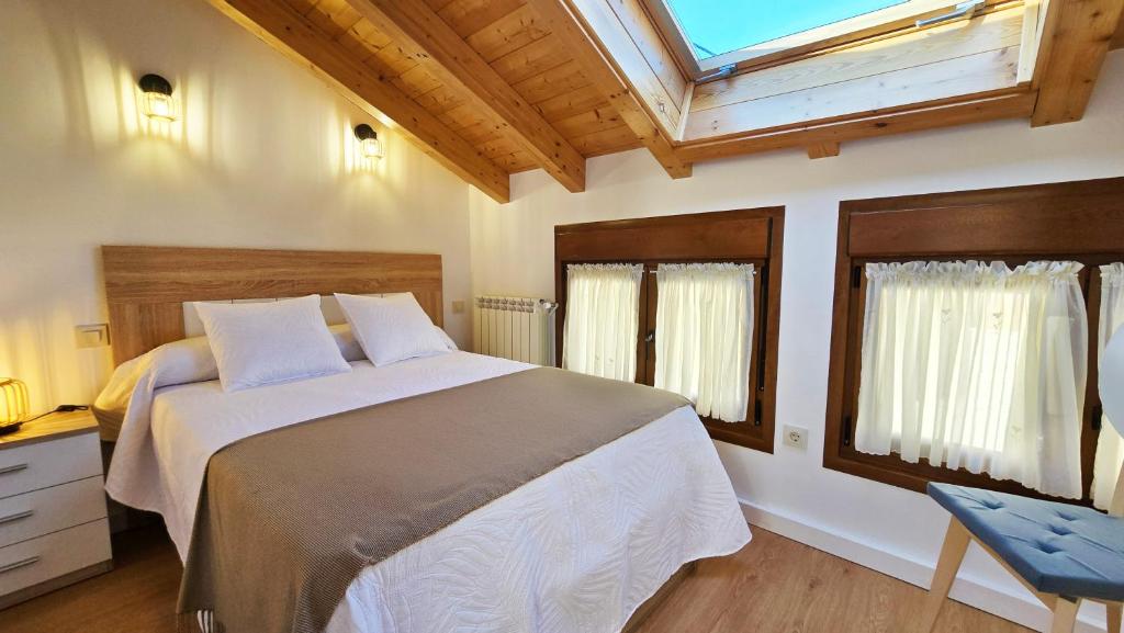 Postel nebo postele na pokoji v ubytování Innhome - El Azucarillo