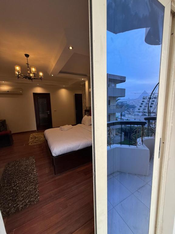 Postel nebo postele na pokoji v ubytování Grand Apartment Pyramids