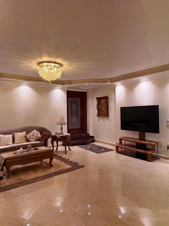 TV a/nebo společenská místnost v ubytování Grand Apartment Pyramids