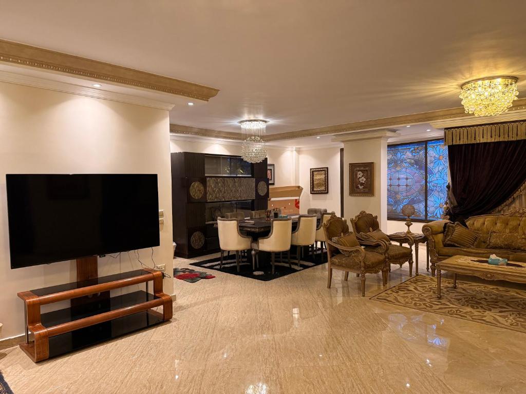 TV a/nebo společenská místnost v ubytování Grand Apartment Pyramids