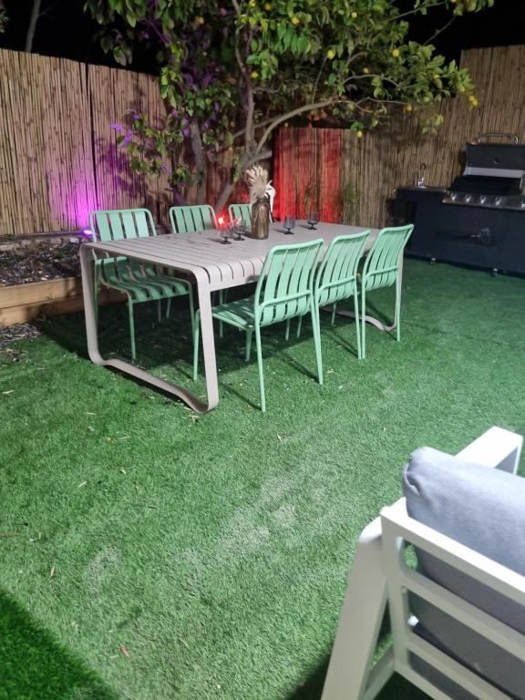 une table avec des chaises et un chat assis dessus dans l'établissement ספא ספייס, à Safed