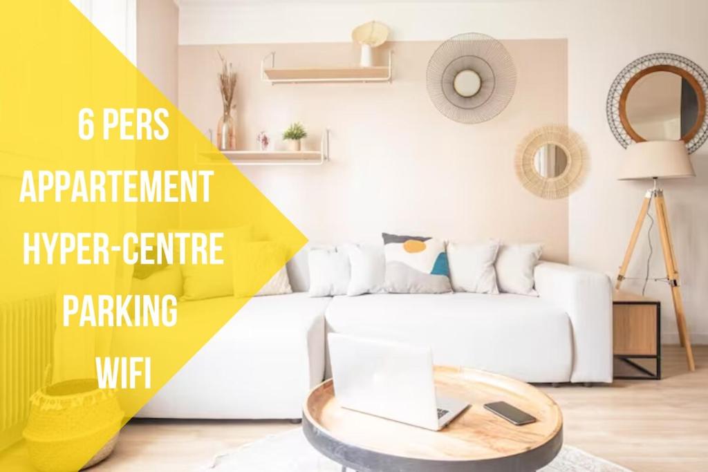 un salon avec un canapé blanc et une table dans l'établissement Beautiful apartment in downtown Schuman, à Mulhouse