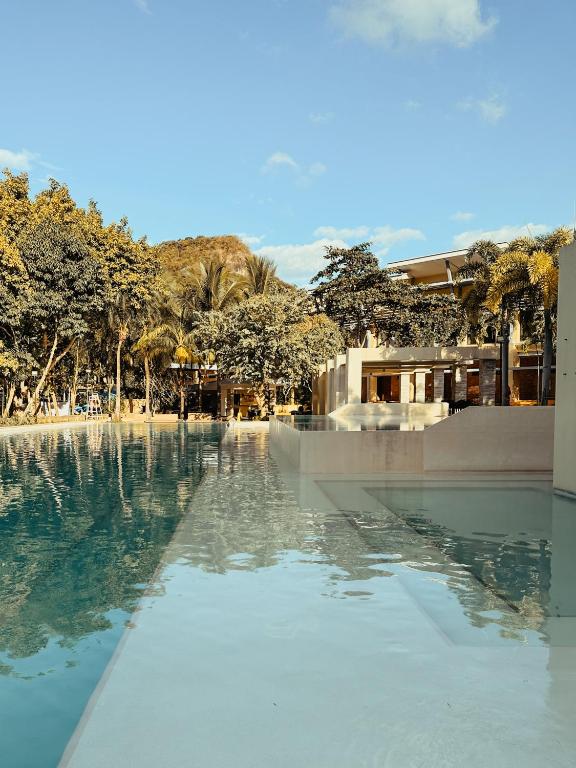 Bazén v ubytování Yugen Suites at Pico De Loro nebo v jeho okolí