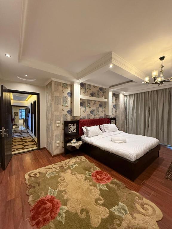 Postel nebo postele na pokoji v ubytování Grand Apartment Pyramids