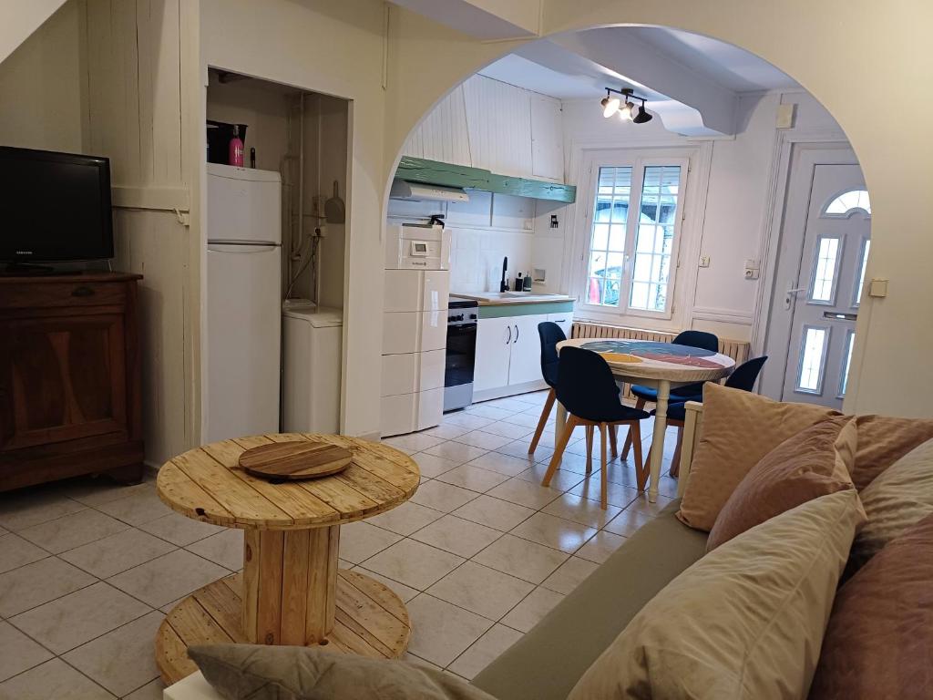 a living room with a couch and a table and a kitchen at Le Terminus, Proche gare et centre-ville in Amboise