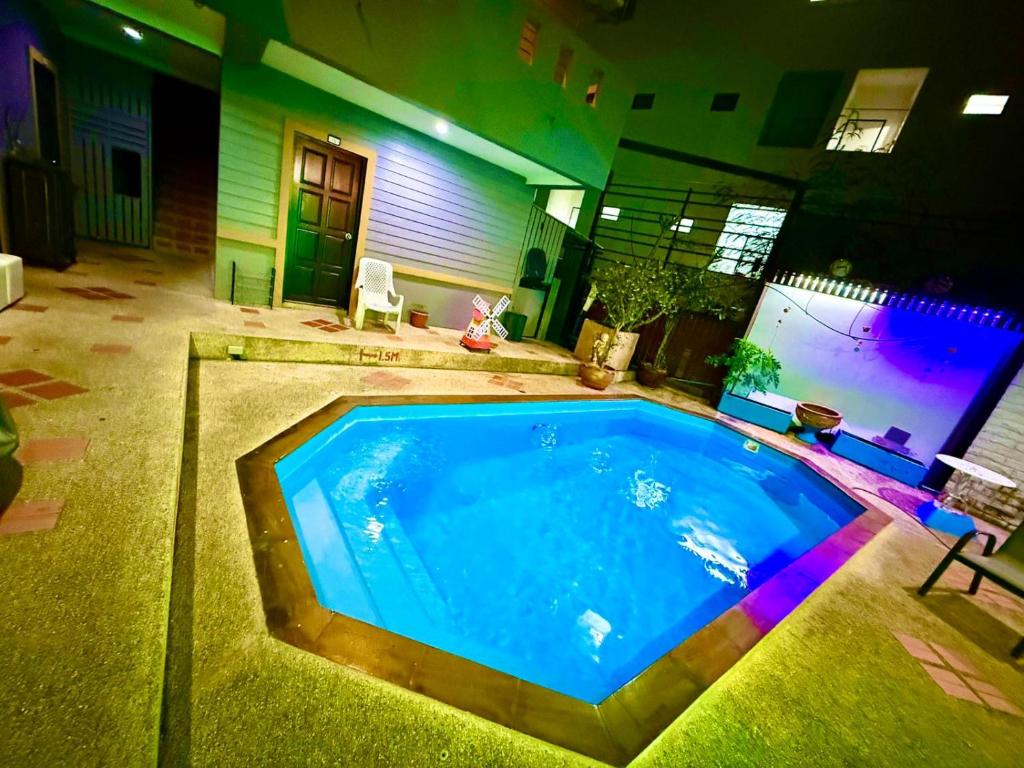 Bazén v ubytování Hill Side Patong Hotel nebo v jeho okolí