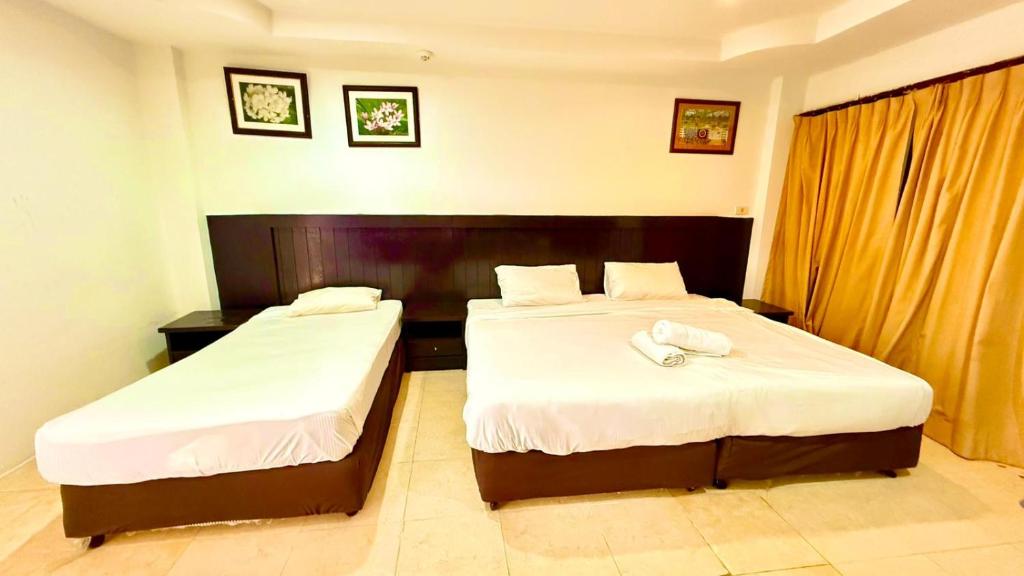 Postel nebo postele na pokoji v ubytování Hill Side Patong Hotel