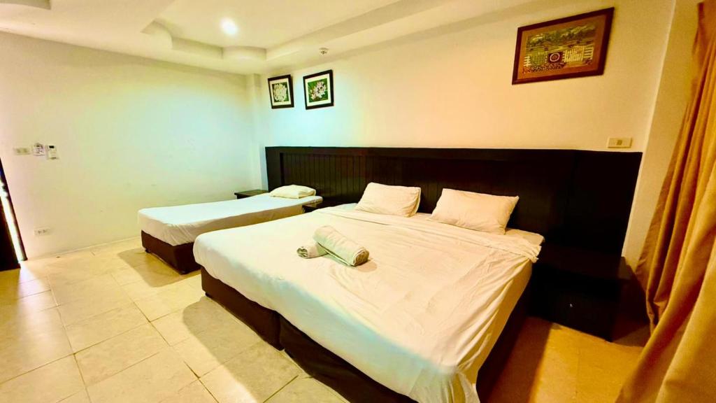 Postel nebo postele na pokoji v ubytování Hill Side Patong Hotel
