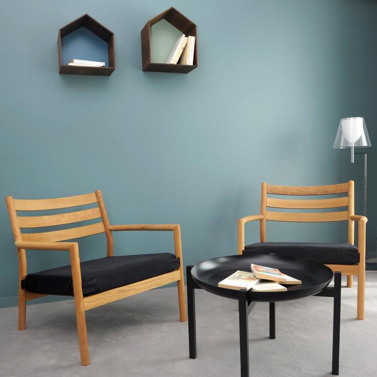 two chairs and a table in a room at L’Échappée Belle in LʼIsle-Jourdain