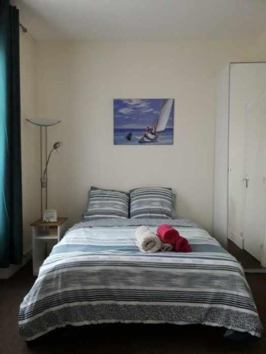 - un ours en peluche posé sur un lit dans une chambre dans l'établissement Cabourg Charmant studio centre ville RUE DE LA MER, à Cabourg