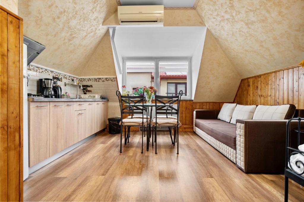 Køkken eller tekøkken på Apartment near Romexpo & Herastau Park