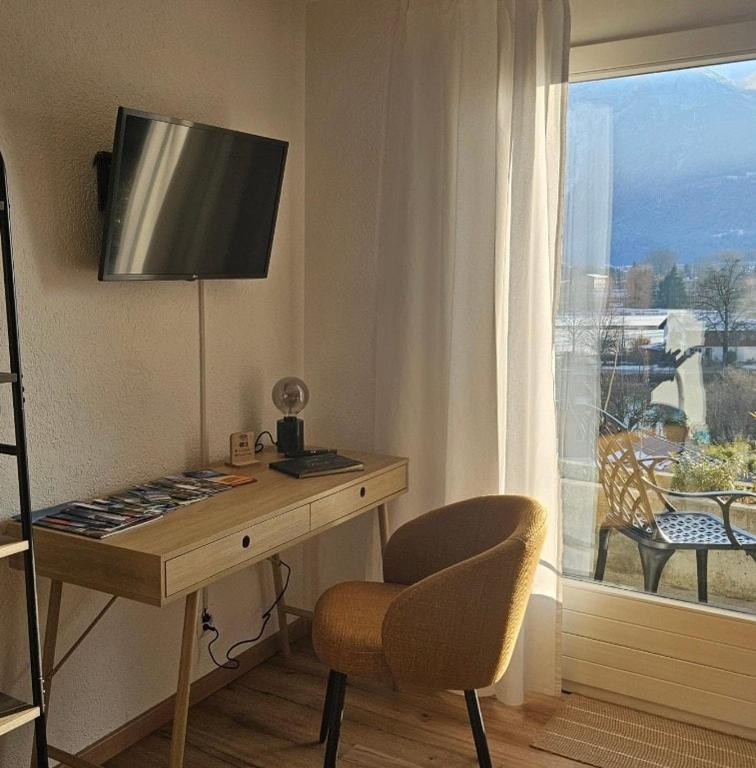 TV a/nebo společenská místnost v ubytování Aareblick 68 Charming studio with river view