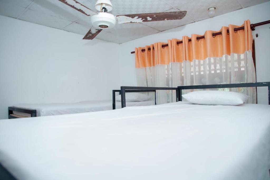 Postel nebo postele na pokoji v ubytování Surf Hostel Hiriketiya