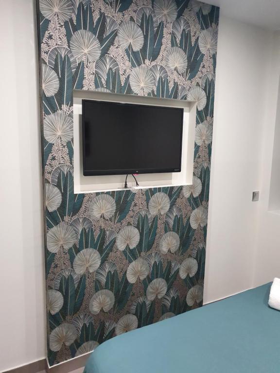 Televízia a/alebo spoločenská miestnosť v ubytovaní Studio meublé - Comme à la maison