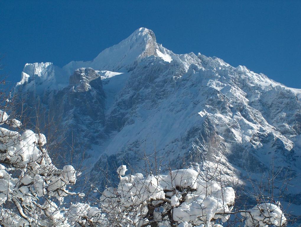 Φωτογραφία από το άλμπουμ του FERIENWOHNUNGEN Chalet Hohturnen στο Γκρίντελβαλντ