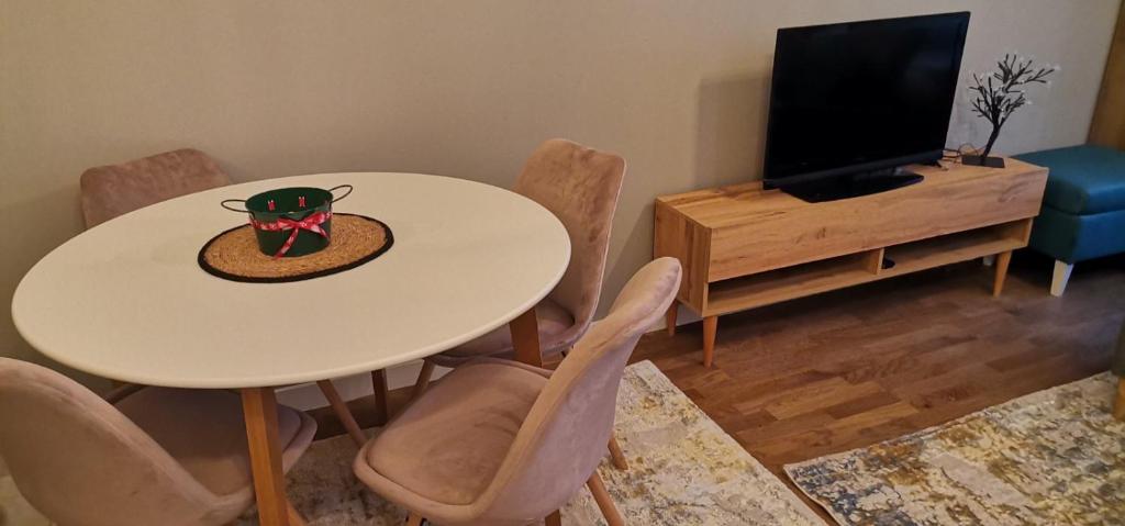 克拉古耶瓦茨Victory的带桌子和电视的餐厅