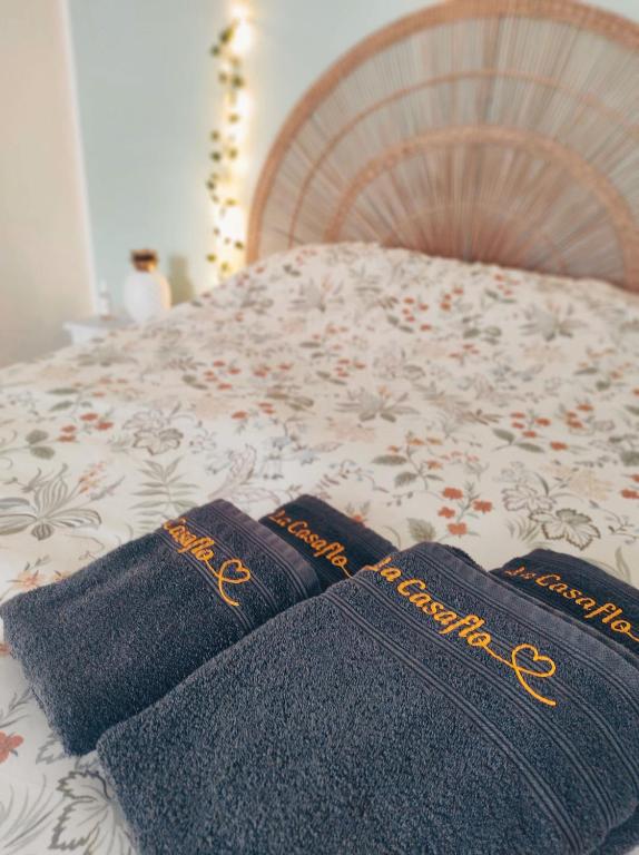 2 paires de jeans assis au-dessus d'un lit dans l'établissement La Casaflo, à Florensac