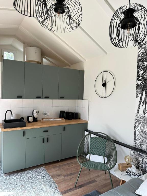 Eldhús eða eldhúskrókur á LaMaisonRouge chambre d'hôtes