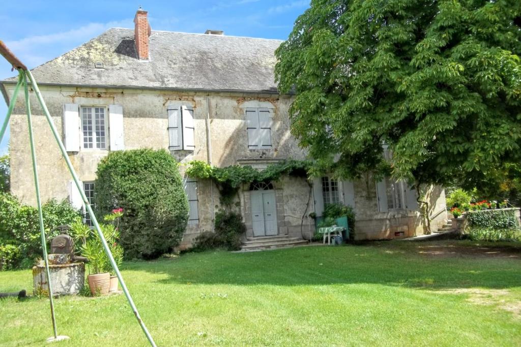 RouffilhacにあるAppartement charmant à Rouffilhac avec vue sur jardinの庭に木のある古い石造りの家
