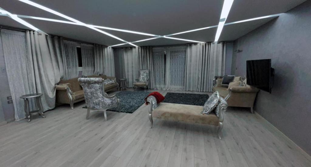Posezení v ubytování Fancy Duplex for rent beside palm hills