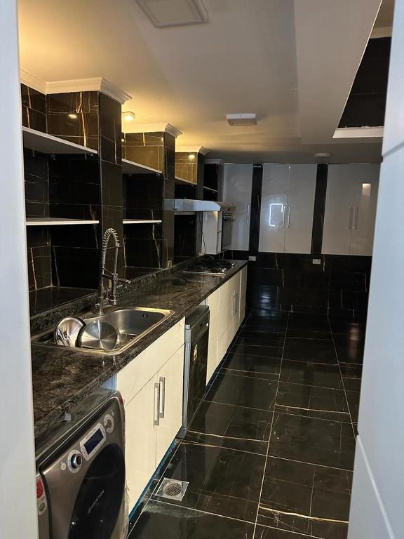 Kuchyň nebo kuchyňský kout v ubytování Fancy Duplex for rent beside palm hills