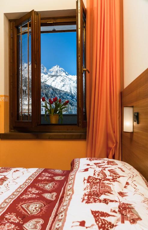 Nespecifikovaný výhled na hory nebo výhled na hory při pohledu z hotelu