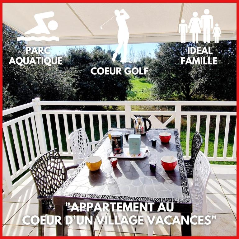 une table et des chaises sur une terrasse avec une photo d'une femme dans l'établissement 