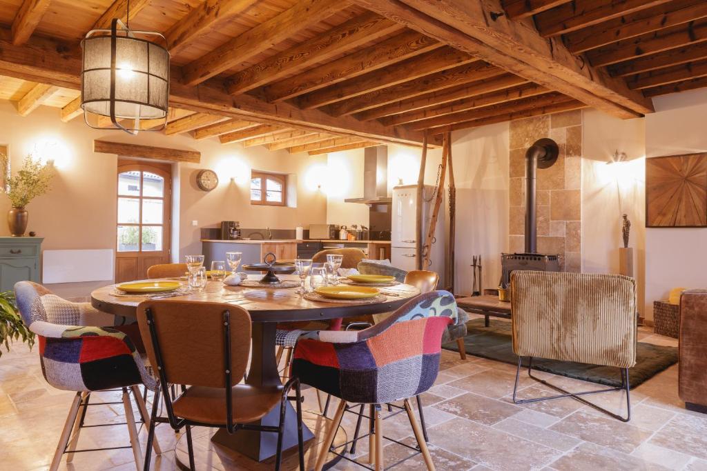 une cuisine et une salle à manger avec une table et des chaises dans l'établissement La Ferme des Tuileries, à Péronnas