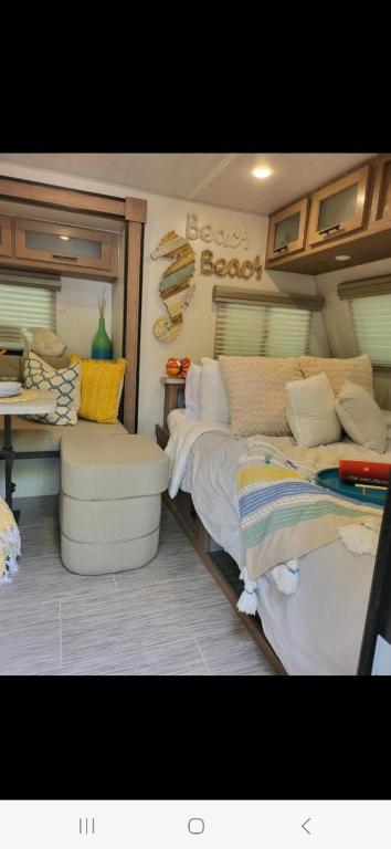 una camera da letto con due letti, un tavolo e una scrivania di Island Breeze RV a Covington