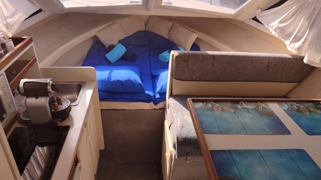 Habitación pequeña con 2 literas en una tienda de campaña en Varuna en Sur de Tenerife, en San Miguel de Abona