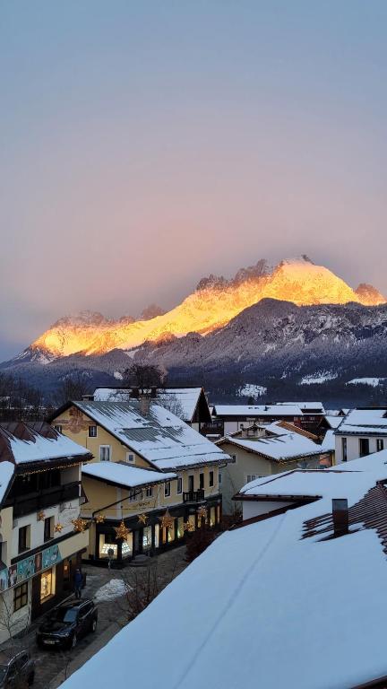 Vista generica sulle montagne o vista sulle montagne dall'interno dell'appartamento