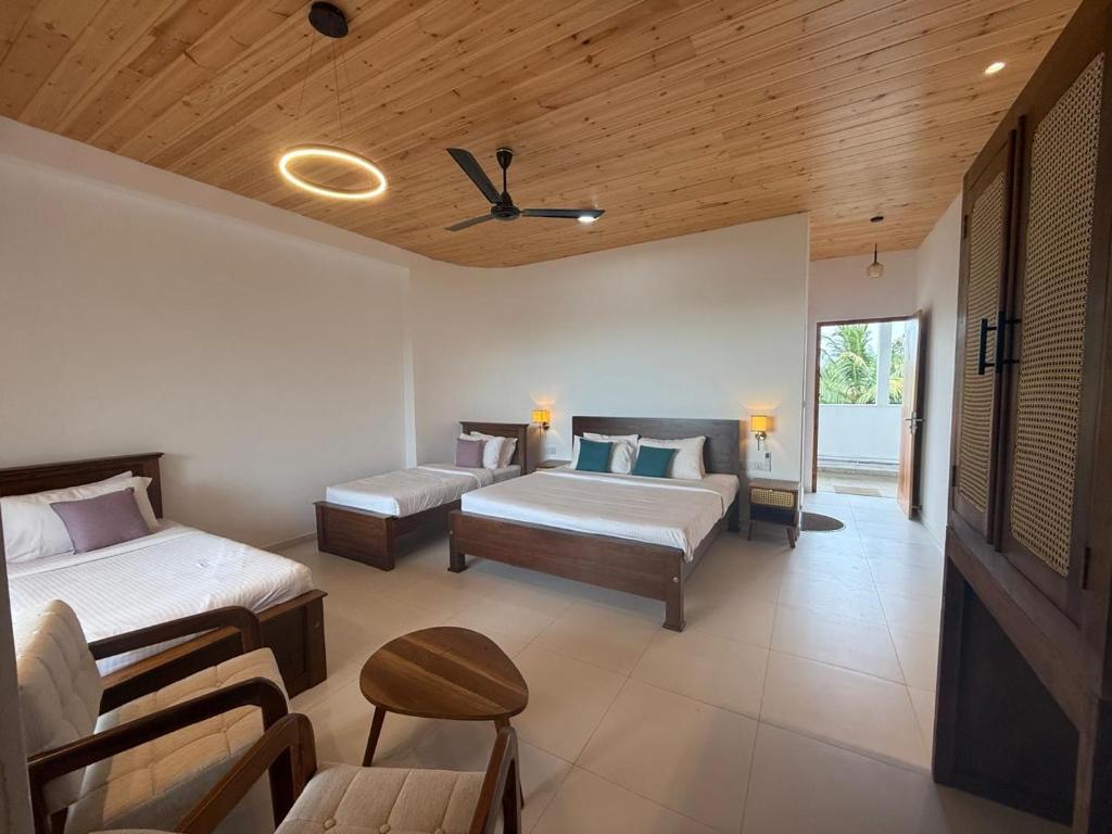 Postel nebo postele na pokoji v ubytování Weligama Ocean Breeze