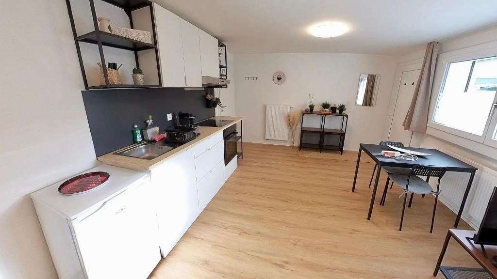 Köök või kööginurk majutusasutuses Magnifique studio dans une villa